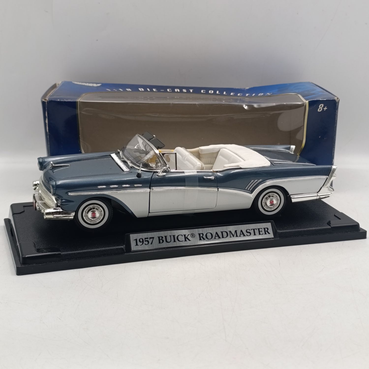 MotorMax 1957 Buick Roadmaster die-cast model car in  box - scale 1/18