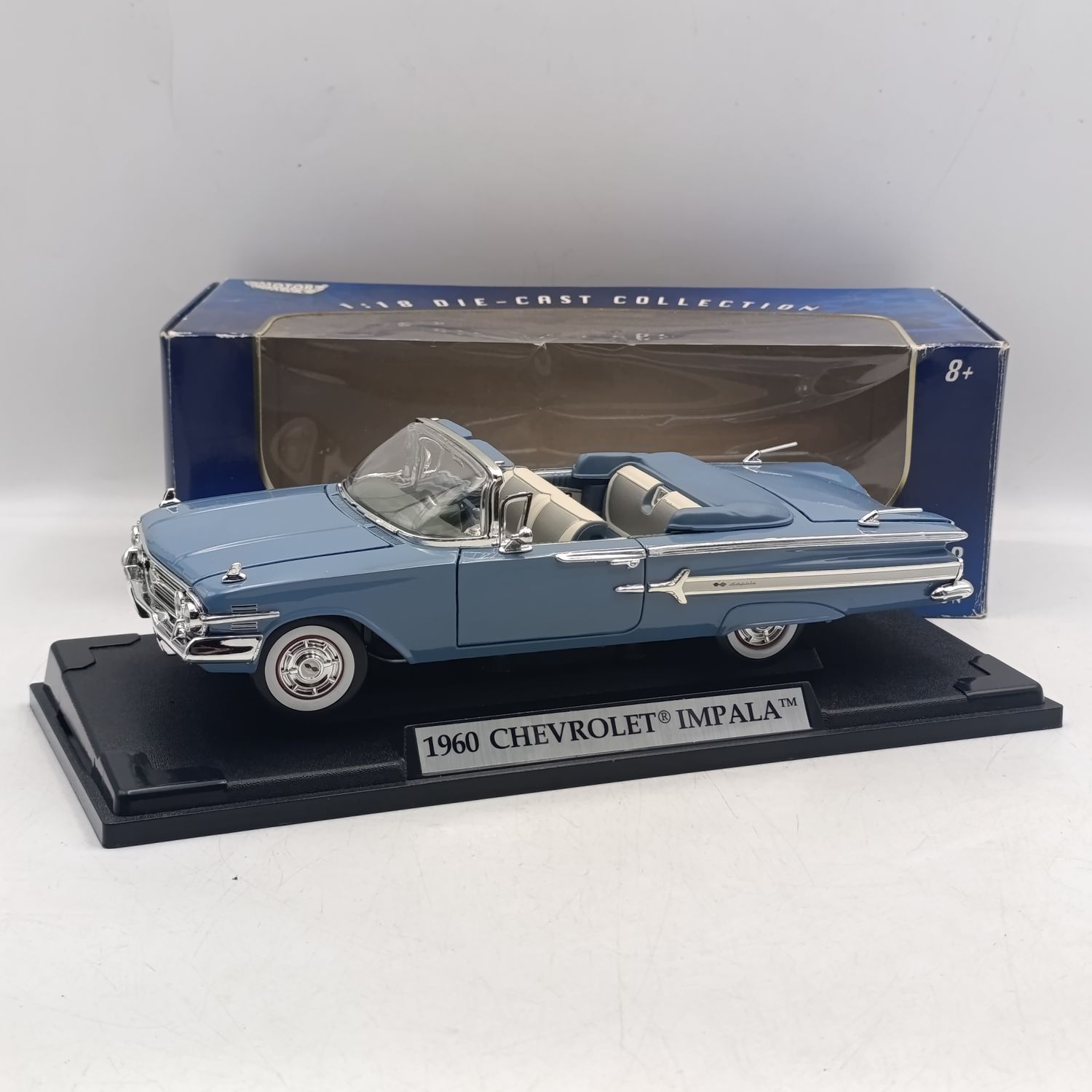 MotorMax 1960 Chevrolet Impala die-cast model car in box - scale 1/18
