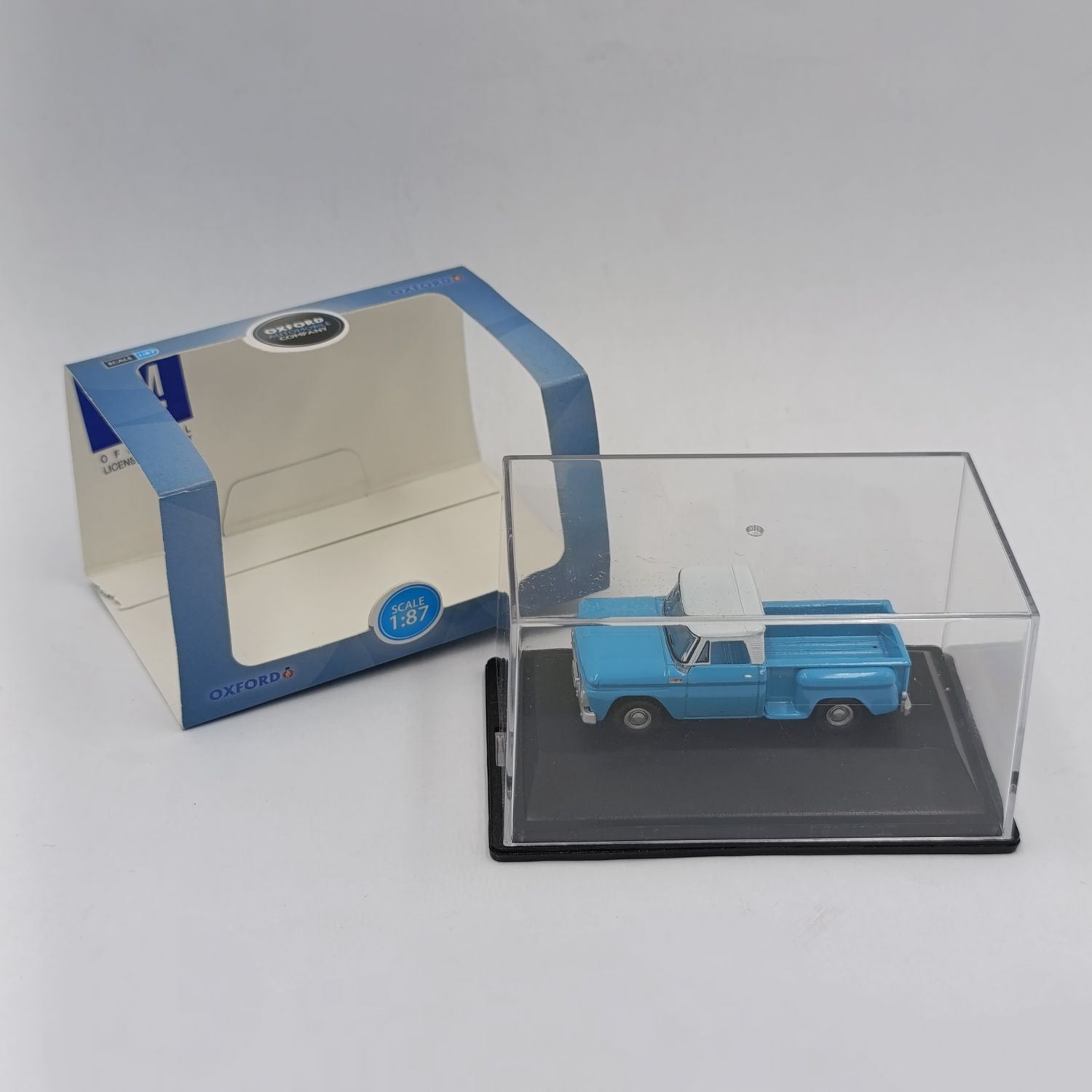 Oxford 1957 Chevrolet Nomad pickup truck die-cast model - scale 1/87