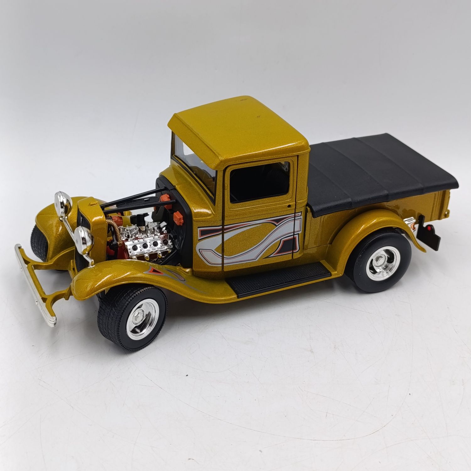 Road Signature 1934 Ford Pick-up Hot Rod die-cast model car - scale 1/18 - left door handle missing