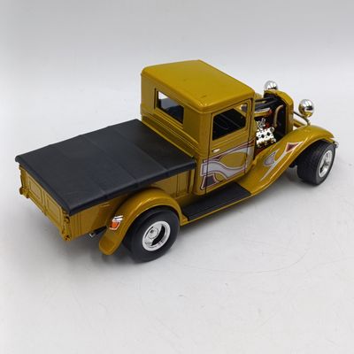 Road Signature 1934 Ford Pick-up Hot Rod die-cast model car - scale 1/18 - left door handle missing