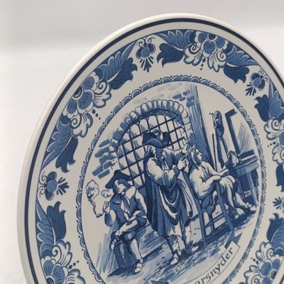Vintage Blue Delft de haarsnyder porcelain plate