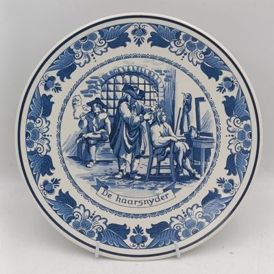 Vintage Blue Delft de haarsnyder porcelain plate