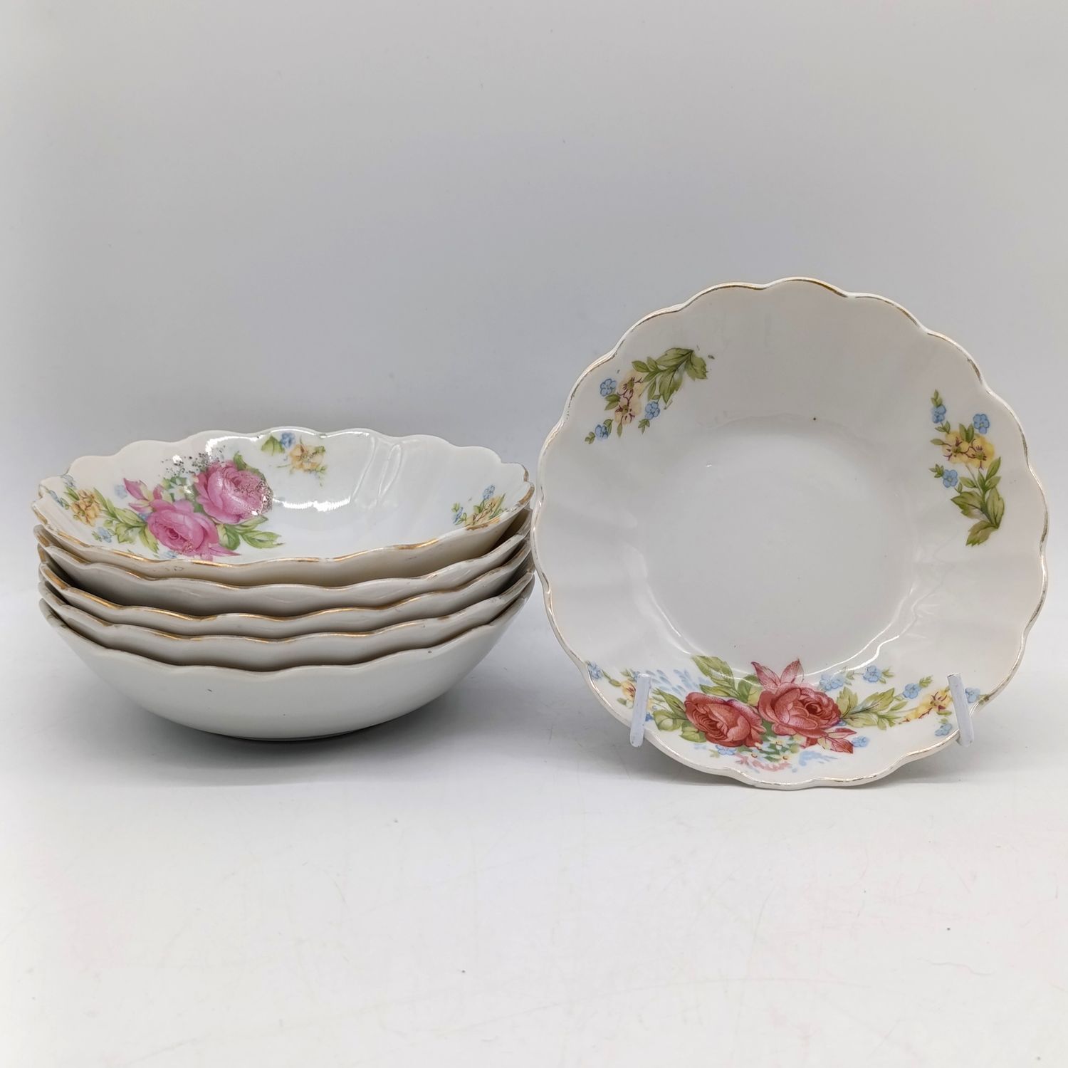 Set of 6 unmarked berry bowls