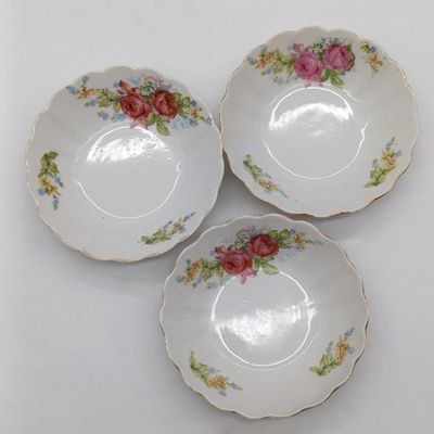Set of 6 unmarked berry bowls