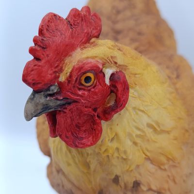 The Leonardo Collection resin hen - LP1625 - in original box