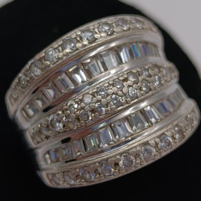 Sterling silver ring with 42 round stones and 24 baguette stones - weighs 7.8g