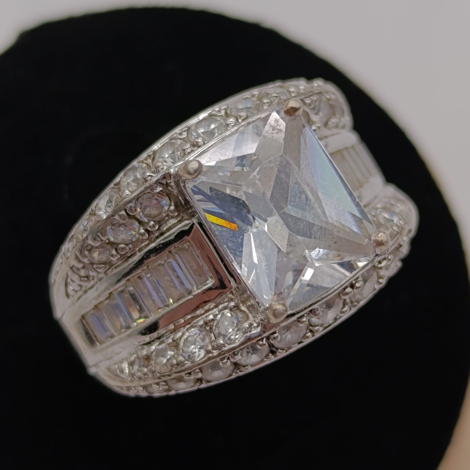 Sterling silver ring with large center stone and 50 smaller stones - weighs 7.4g