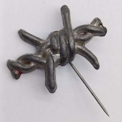 WW2 Koffiefontein internment camp barbed wite pin badge - worn by Ossewa Brandwag Members