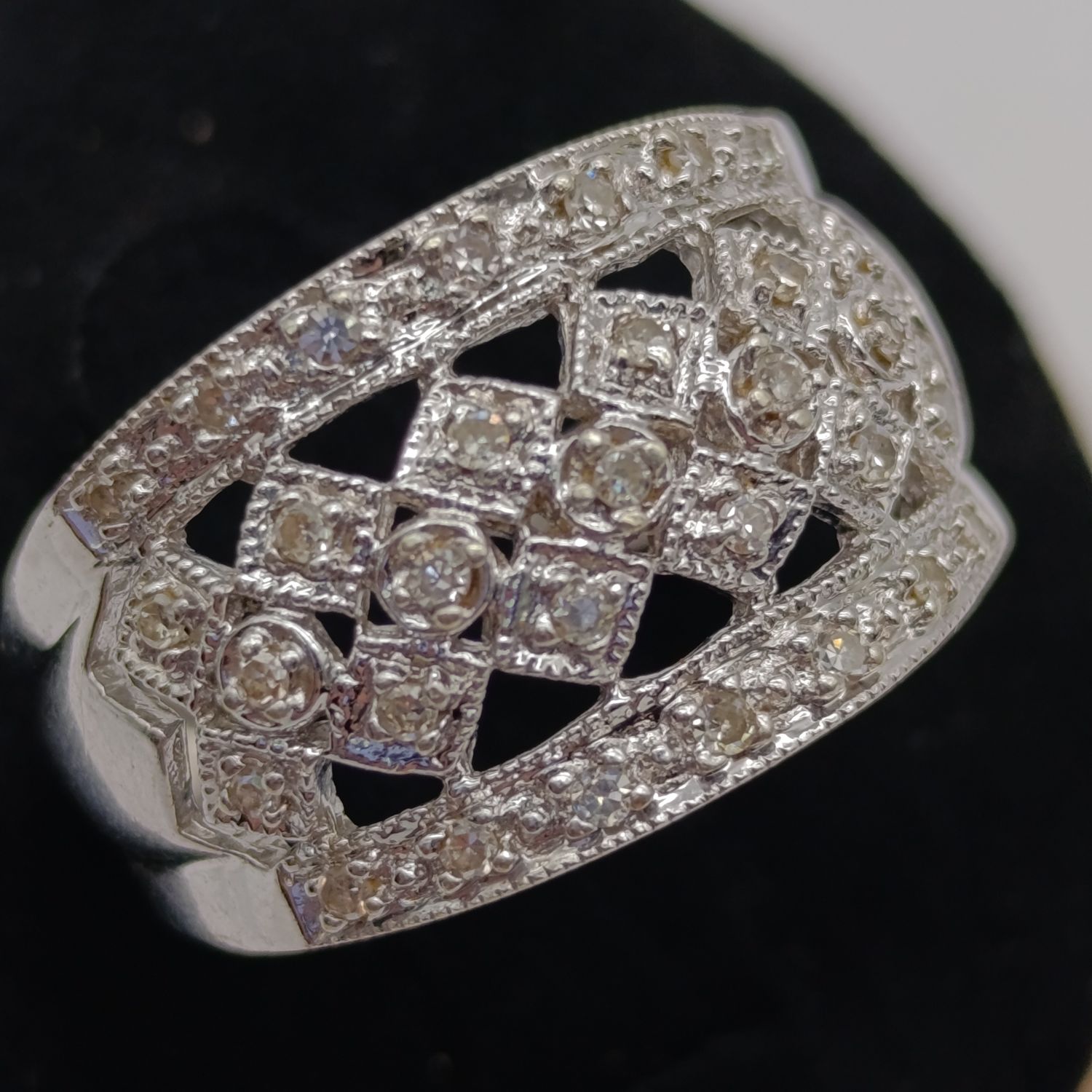 9kt White Gold ring with 29 diamonds - weighs 5.9g