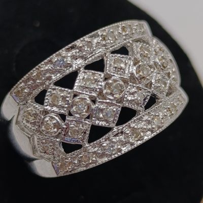 9kt White Gold ring with 29 diamonds - weighs 5.9g