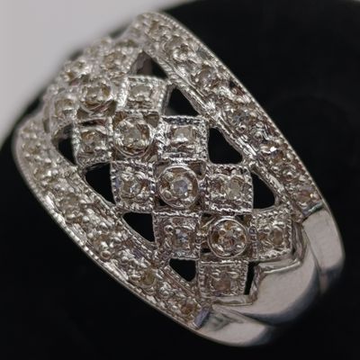 9kt White Gold ring with 29 diamonds - weighs 5.9g