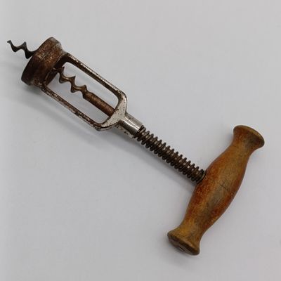 Hercules type corkscrew with integrated spring