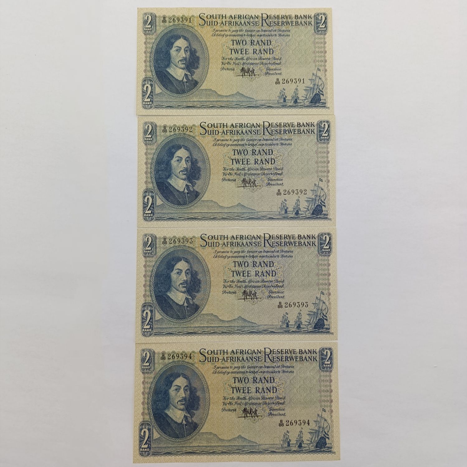 Lot of 4 MH de Kock 1961 R2 banknotes with consecutive numbers - centre creases