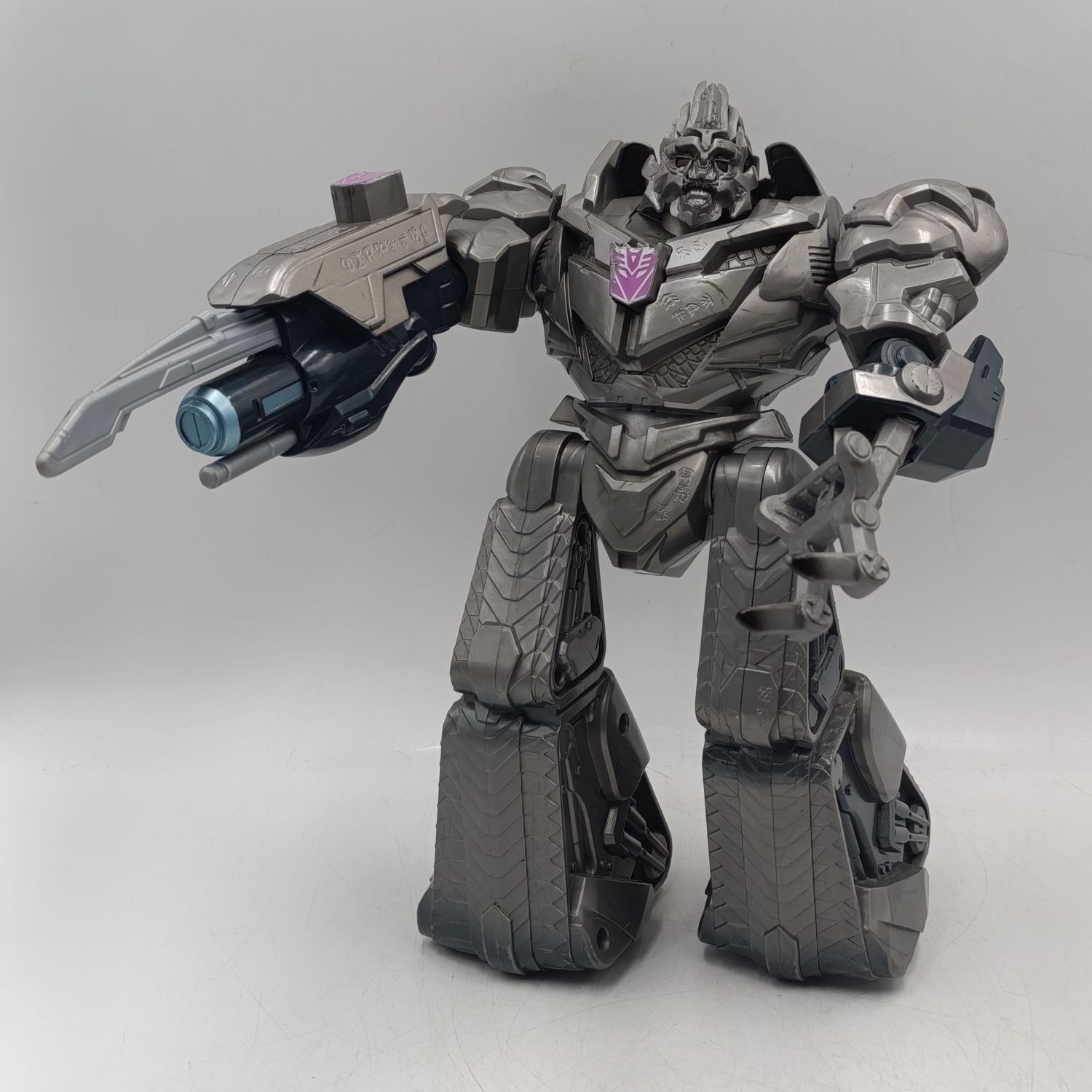 2009 Hasbro Megatron 11 inch figurine robot
