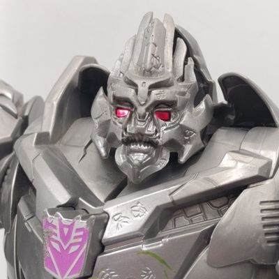 2009 Hasbro Megatron 11 inch figurine robot