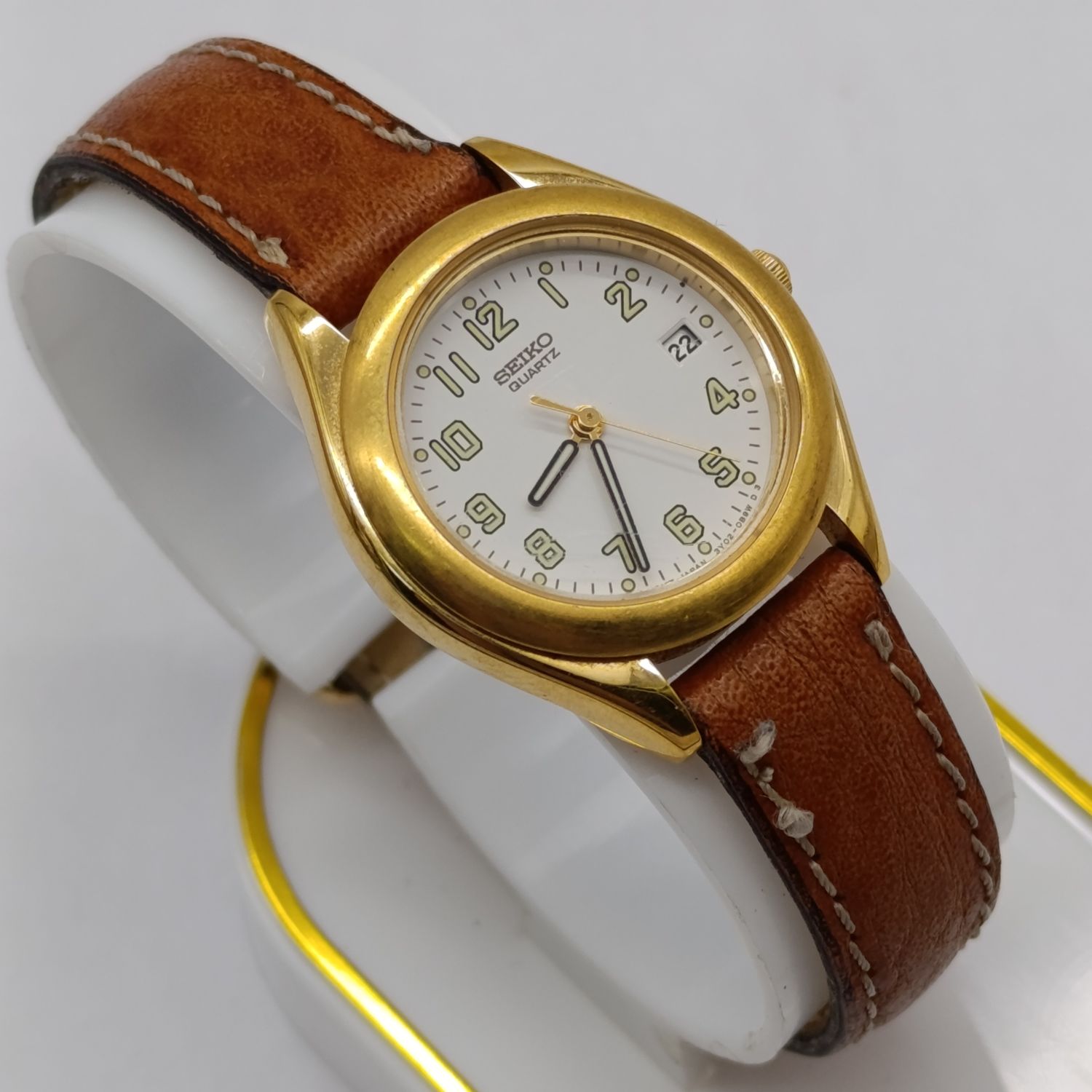 Ladies Seiko quartz watch 1980's - working - with day display and leather strap