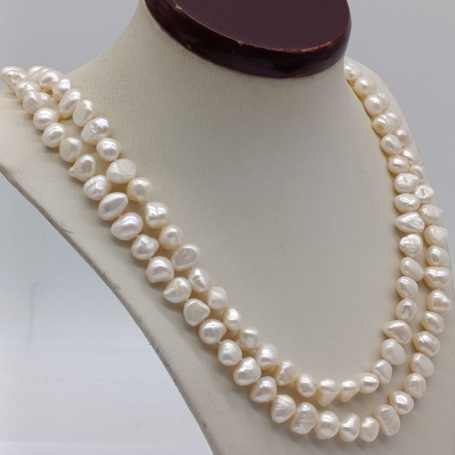 Very long string of pearls with 9kt gold clasp