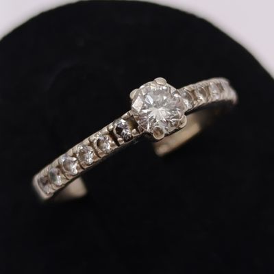 9kt White Gold diamond ring with 30 pointer center diamond and 12 small diamonds - weighs 2.28g