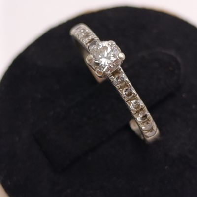 9kt White Gold diamond ring with 30 pointer center diamond and 12 small diamonds - weighs 2.28g