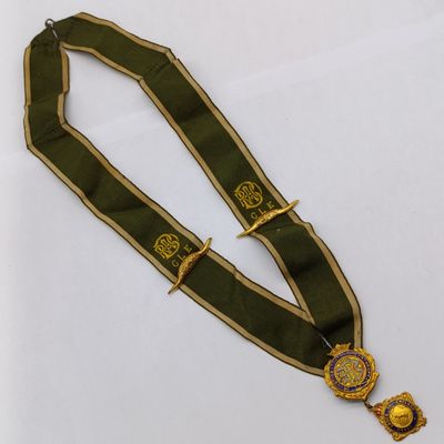 Grand Lodge of England RAOB - Freemasonry - neck order with 2 Buffalo horn badges and pair of vertical jewels