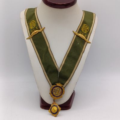 Grand Lodge of England RAOB - Freemasonry - neck order with 2 Buffalo horn badges and pair of vertical jewels