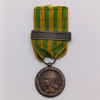 French 19th Century Tonkin Expedition commemorative medal - silver with Tonkin battle clasp