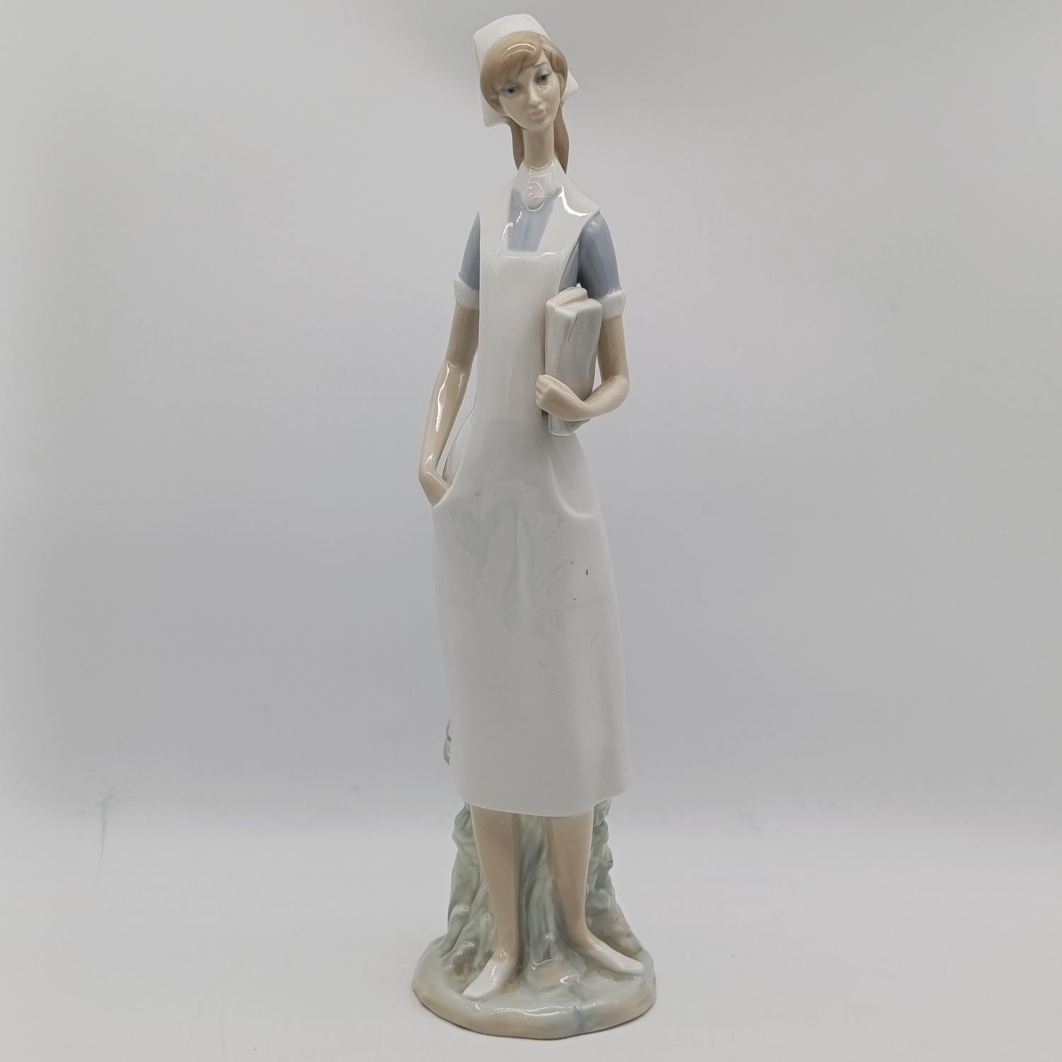 1971 Lladro nurse figurine - mint condition - no box - 36cm high