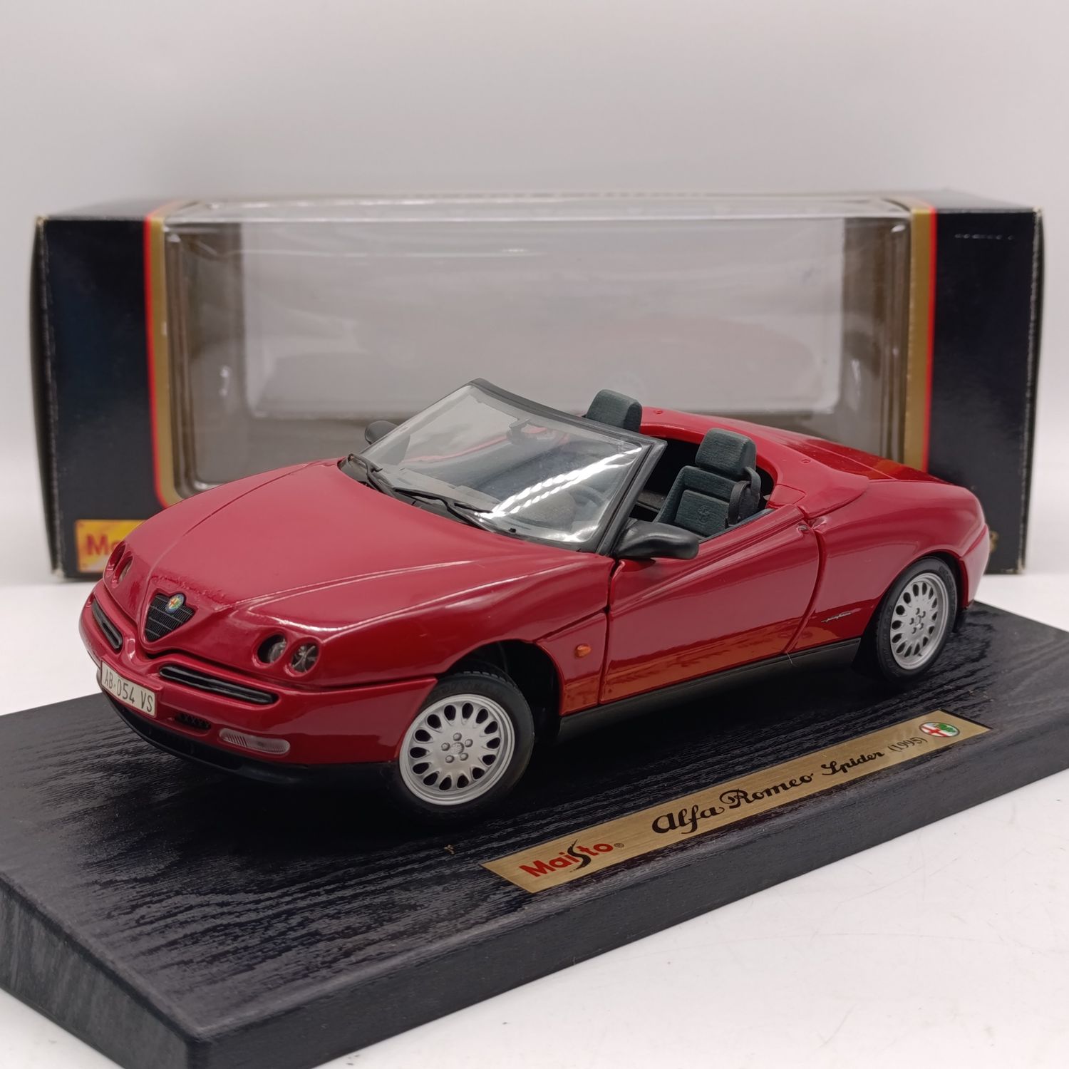 Maisto Special Edition 1995 Alfa Romeo Spider die-cast model car in box - scale 1/18