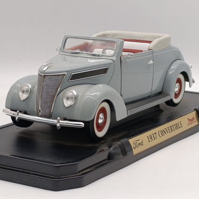 Road Signature Deluxe Edition Ford V8 Convertible die-cast model car in box - scale 1/18