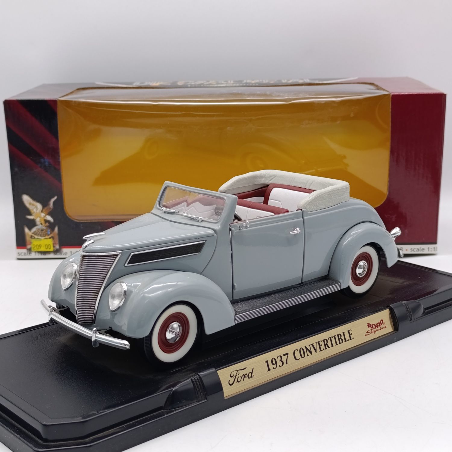 Road Signature Deluxe Edition Ford V8 Convertible die-cast model car in box - scale 1/18