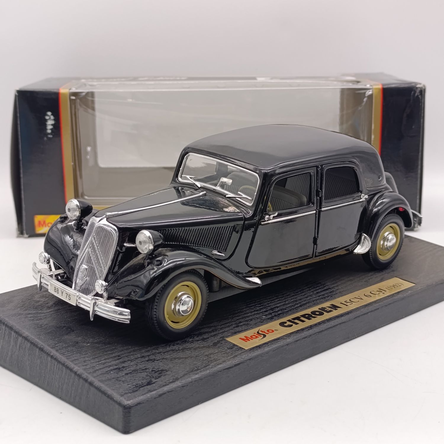 Maisto Special Edition Citroen 15CV 6 Cyl die-cast model car in box - scale 1/18
