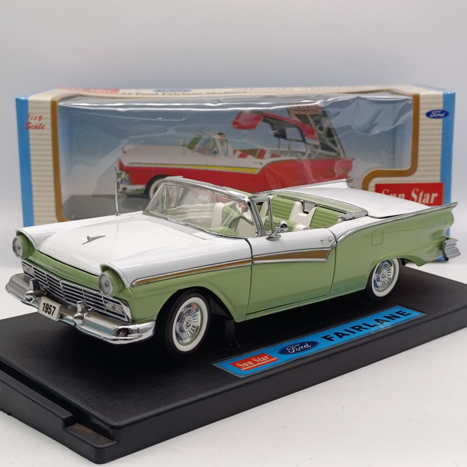 Sun Star 1957 Ford Fairlane Skyliner die-cast model car in box - scale 1/18