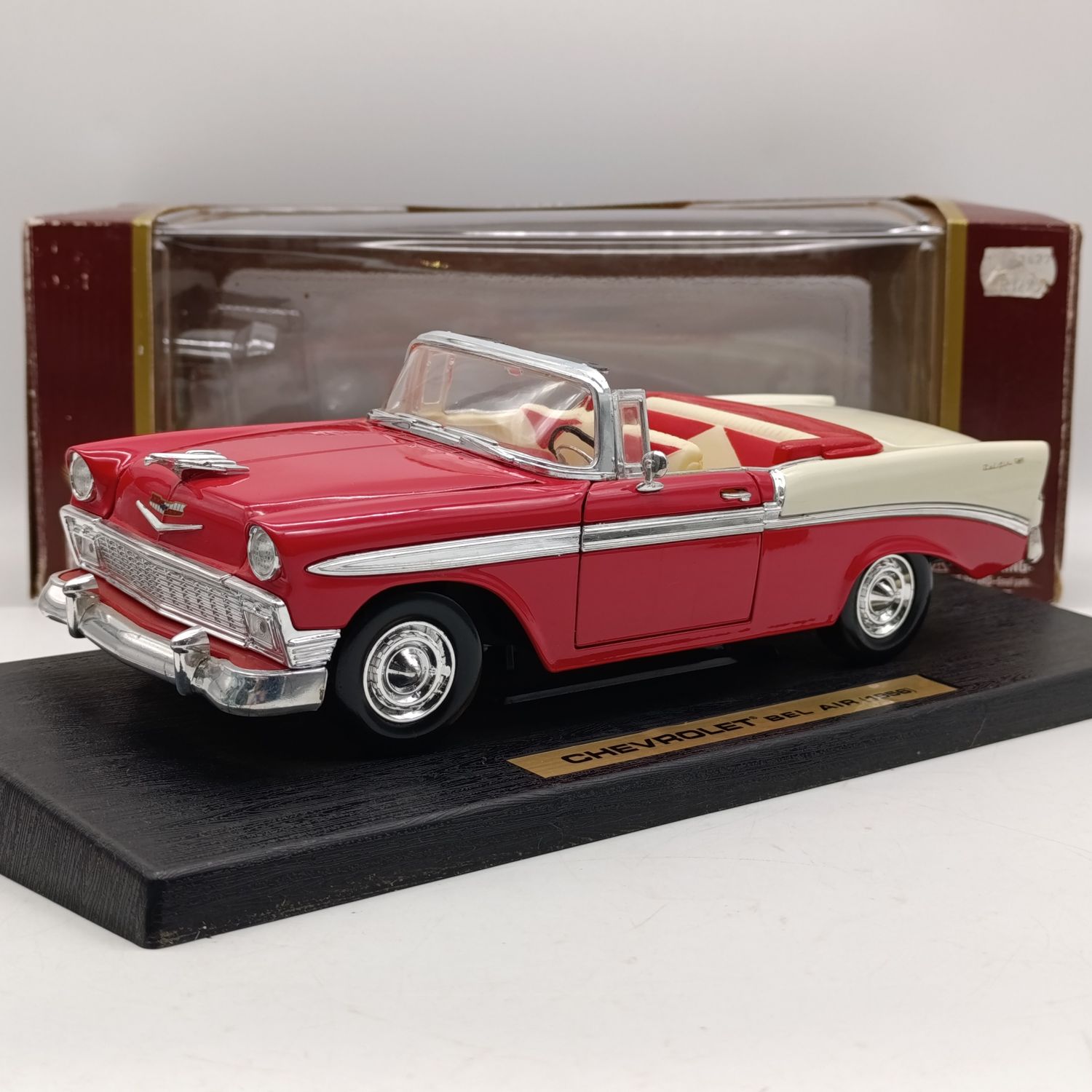 Road Legends Chevrolet Bel Air 1956 die-cast model car in box - scale 1/18