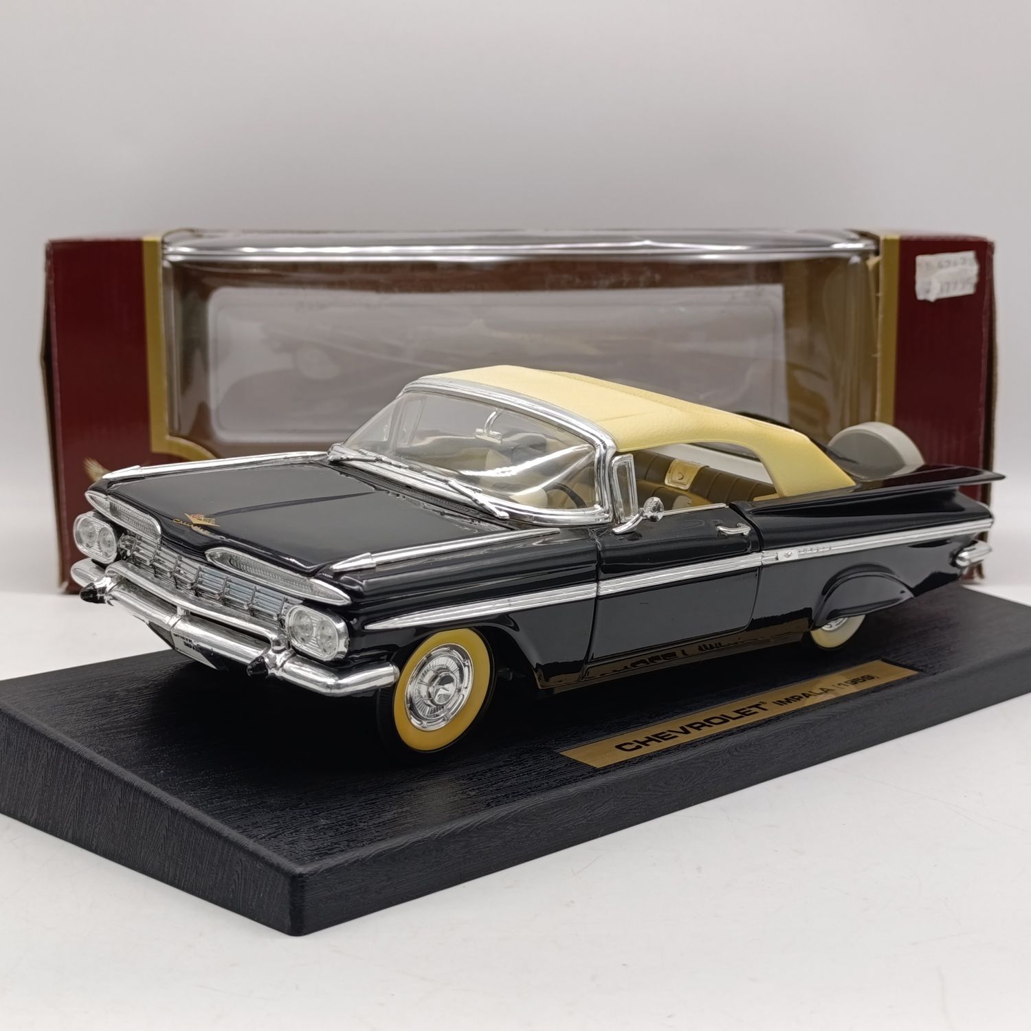 Road Legends Chevrolet Impala 1959 die-cast model car in box - scale 1/18