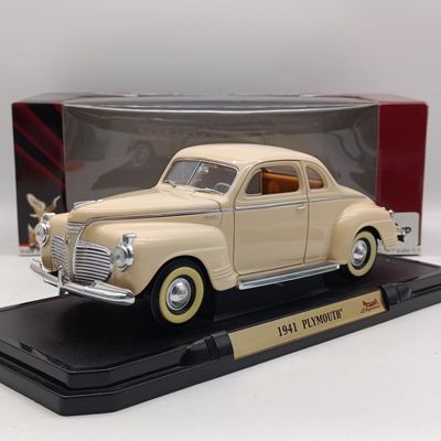 Road Signature 1941 Plymouth die-cast model car in box - scale 1/18