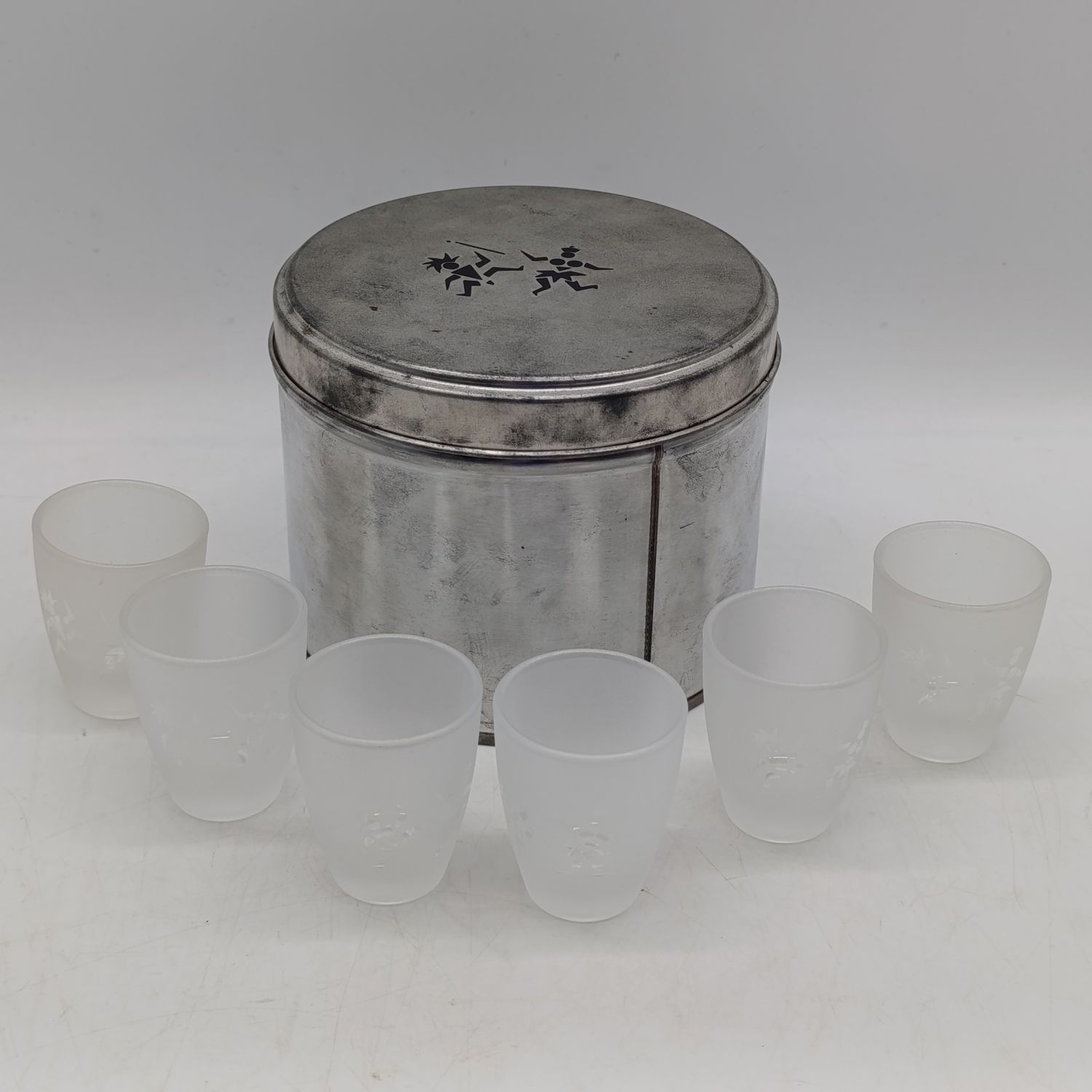 Lot of 6 Tribal art frosted shot glasses - in original tin