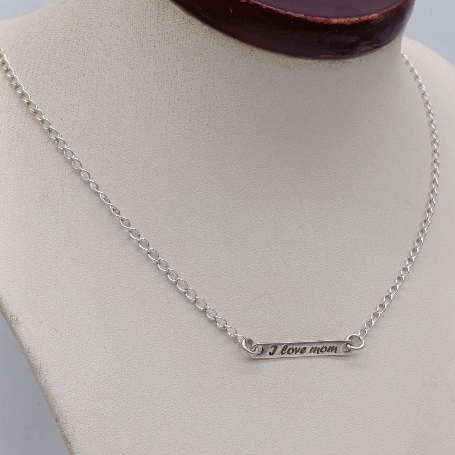 Sterling silver ID necklace inscribed 'I Love Mom' - about 45cm long and 3.7g
