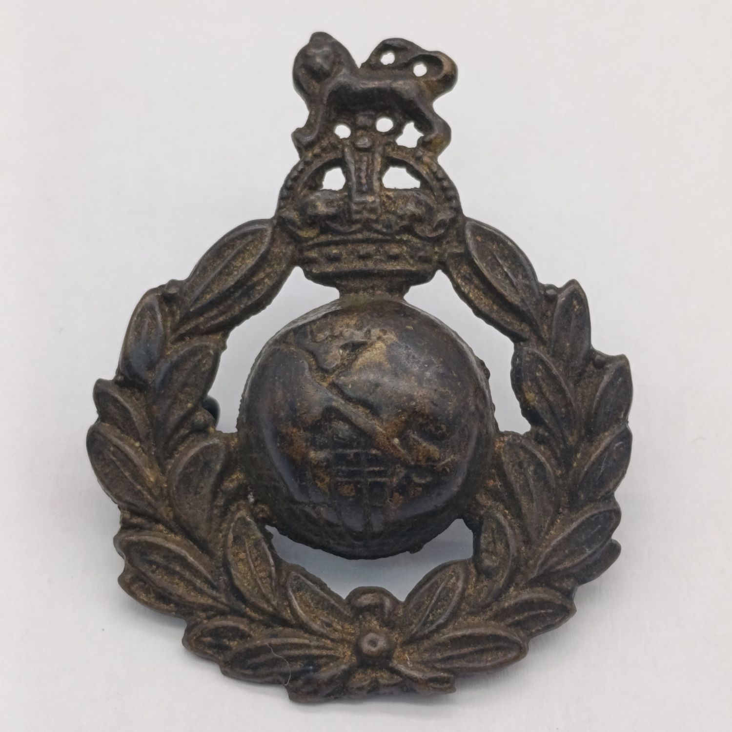 Royal Marines cap badge (1902-1952) darkened badge favored by Royal Marine Commandos