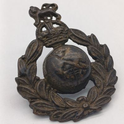 Royal Marines cap badge (1902-1952) darkened badge favored by Royal Marine Commandos