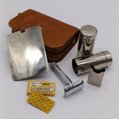 Vintage Two-Tix men's travelling shaving set in leather pouch - very good condition