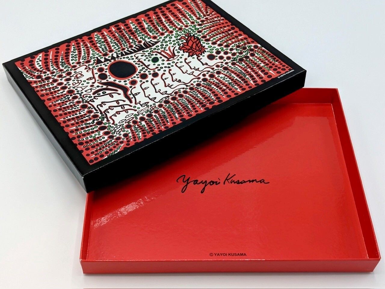 Yayoi KUSAMA, assiette en porcelaine