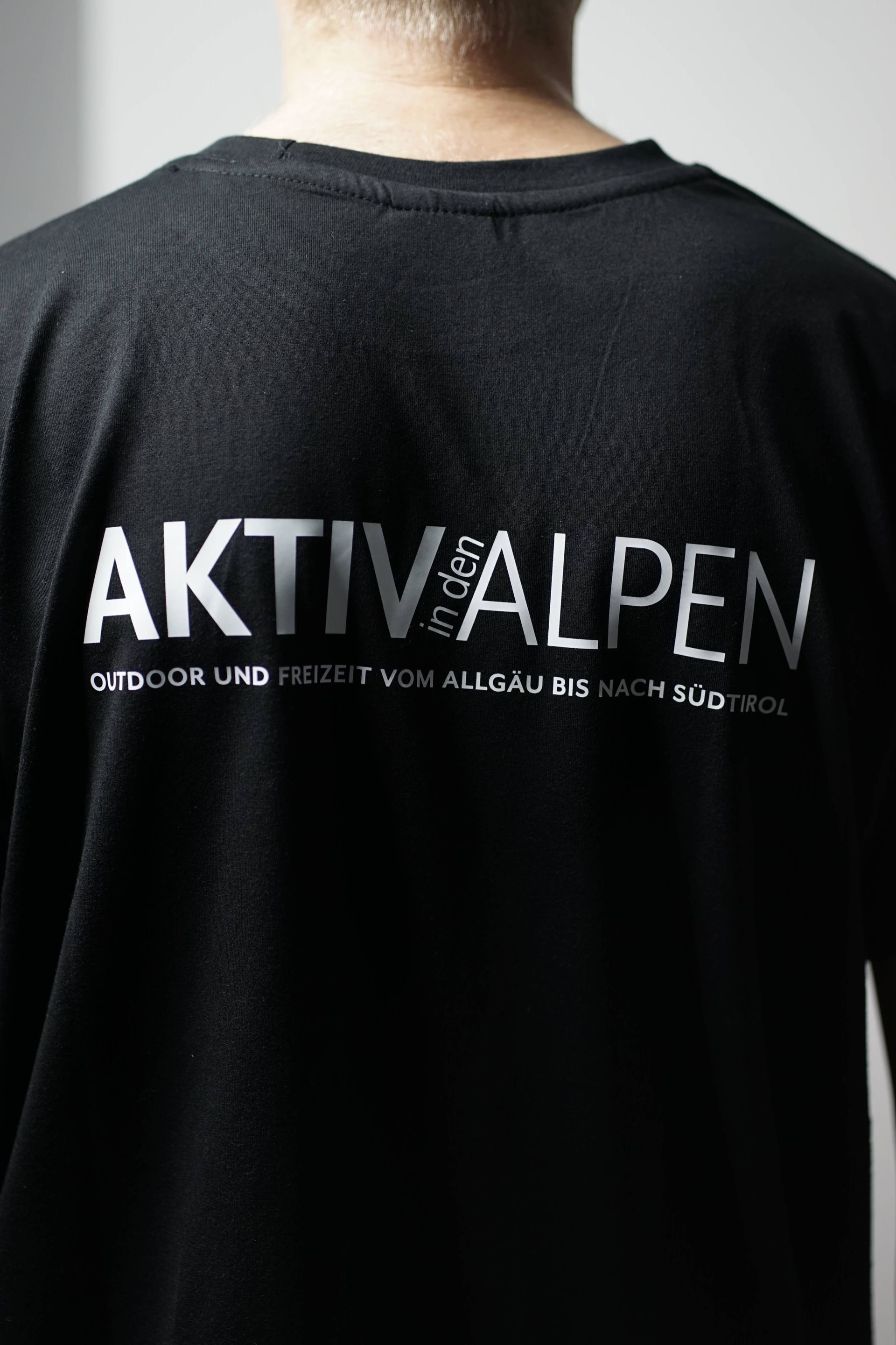T-Shirt mit AKTIV in den ALPEN-Print
