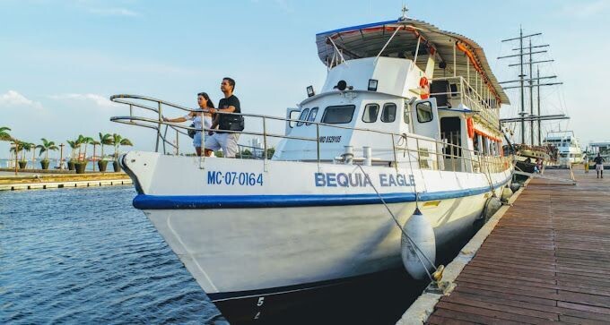 Tour Bahía Atardecer Barco Bequia Eagle