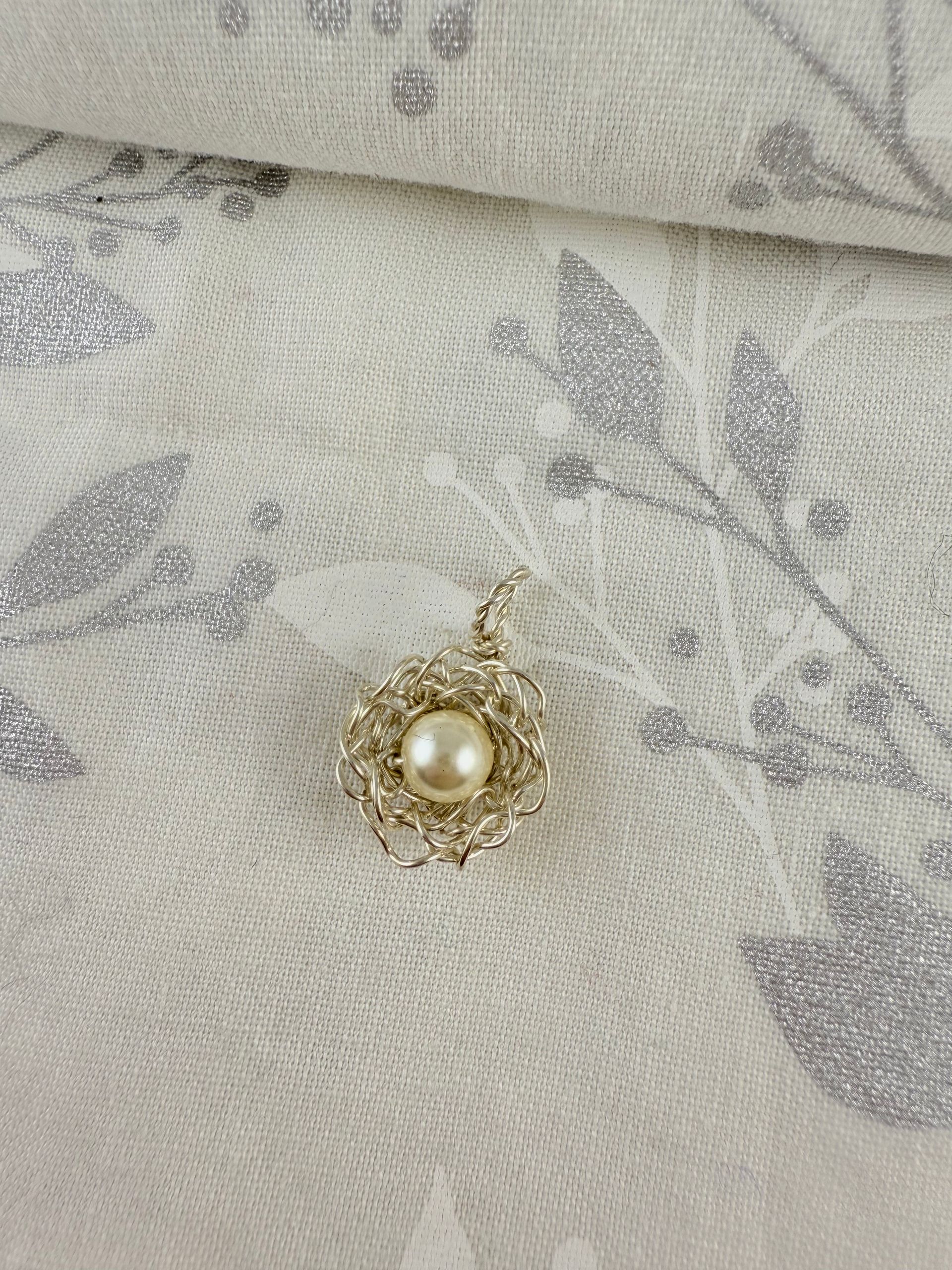 Silver single-pearl nest