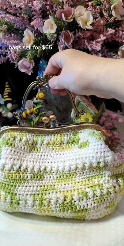 Crochet hand bag 