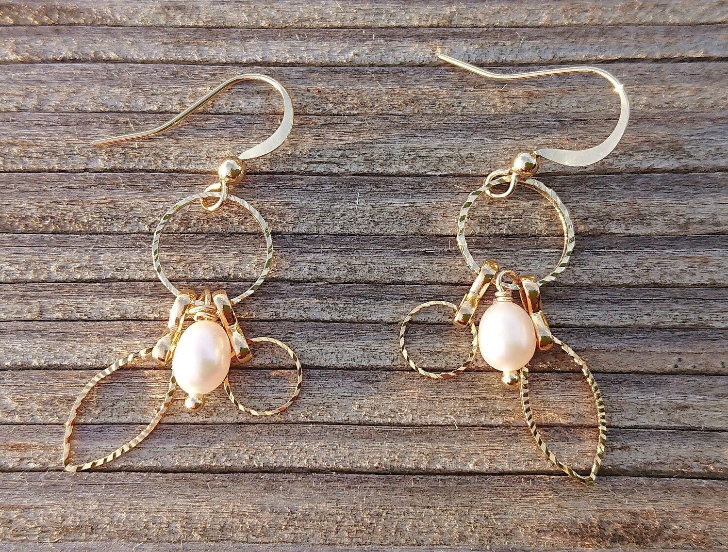 Boucles géométriques Ostréa laiton or fin