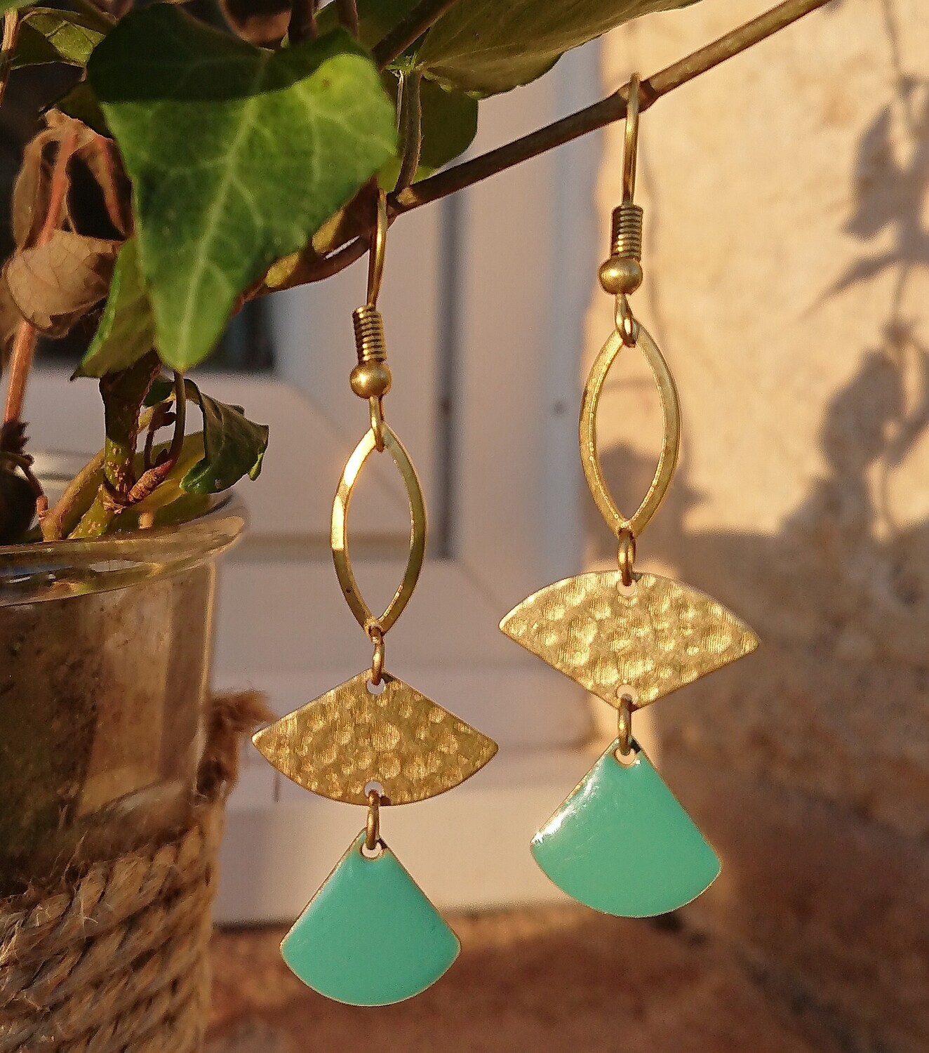 Boucles Mareya laiton brut bleu