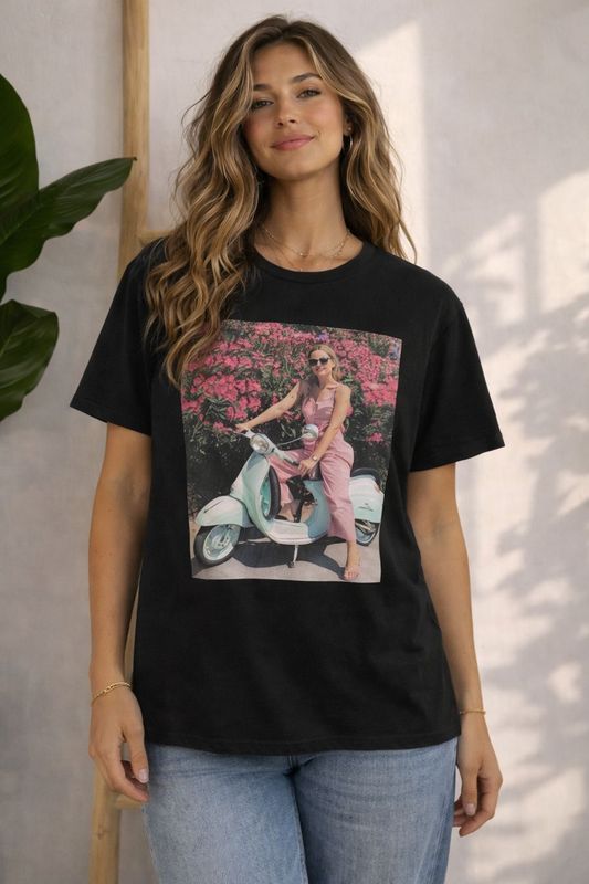 schwarzes T-Shirt mit Aufdruck