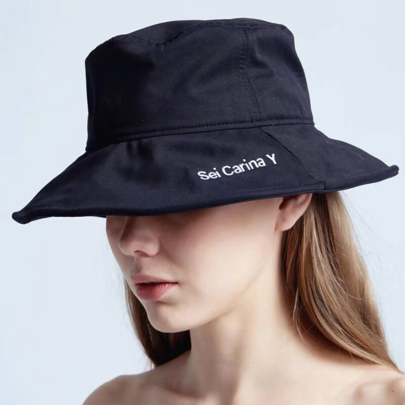 SEI CARINA Y BLACK HAT